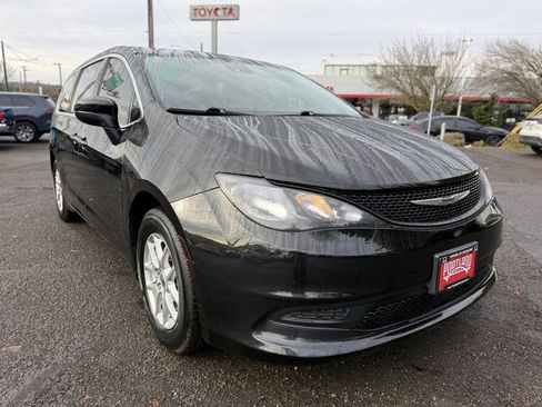 Used 2023 Chrysler Voyager LX image 2