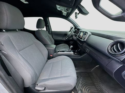 Used 2019 Toyota Tacoma TRD Off-Road AWD/4WD image 18