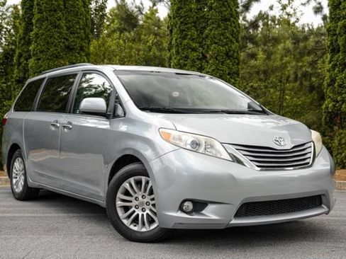 Used 2015 Toyota Sienna XLE w/ XLE Navigation Package FWD image 5