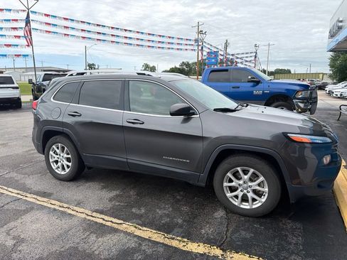 Used 2016 Jeep Cherokee Latitude w/ Cold Weather Group AWD/4WD image 4
