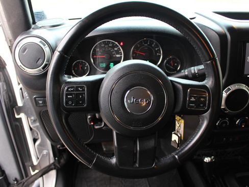 Used 2016 Jeep Wrangler Unlimited Rubicon w/ Connectivity Group image 17