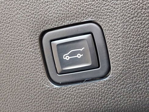 Used 2023 Chevrolet Traverse Premier w/ Redline Edition image 30