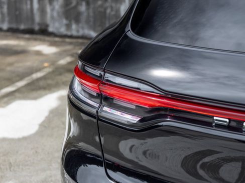 Certified 2026 Porsche Macan AWD/4WD image 18