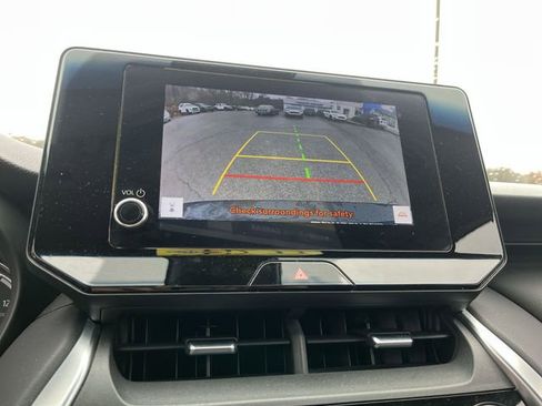 Used 2023 Toyota Venza LE image 26