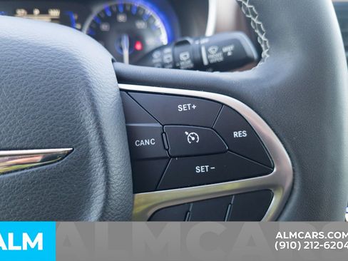 Used 2022 Chrysler Voyager LX image 28