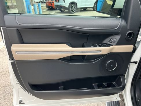 Used 2023 Ford Expedition Max Limited image 14