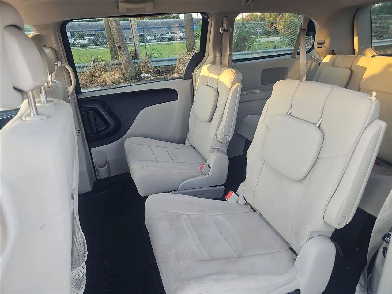 Used 2012 Chrysler Town & Country Touring FWD image 12