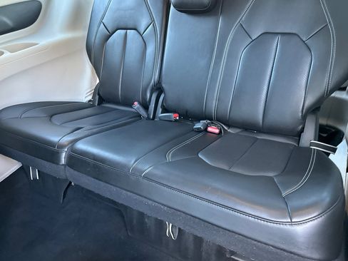 Used 2024 Chrysler Pacifica Touring-L image 16