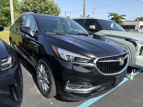 Used 2021 Buick Enclave Essence w/ Sound and Sites Package AWD/4WD image 2