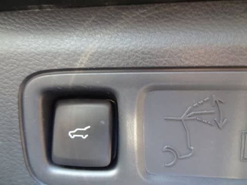 Used 2023 Ford Expedition XLT image 12