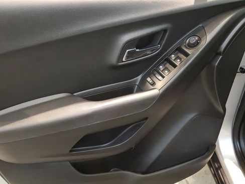 Used 2017 Chevrolet Trax LT w/ LT Convenience Package image 11