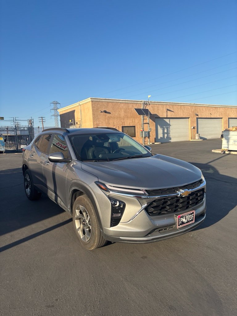 Used 2025 Chevrolet Trax LT w/ LT Convenience Package FWD image 3