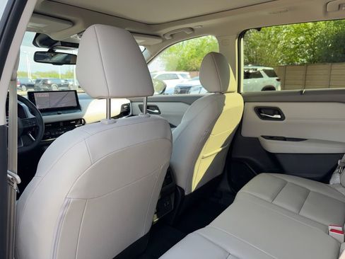 Used 2025 Nissan Rogue SL w/ SL Premium Package image 25