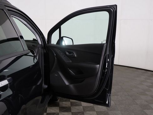 Used 2018 Chevrolet Trax LT w/ Sun & Sound Package image 18