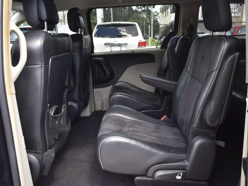 Used 2014 Chrysler Town & Country Touring-L FWD image 14
