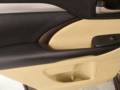 Used 2019 Toyota Highlander XLE image 18