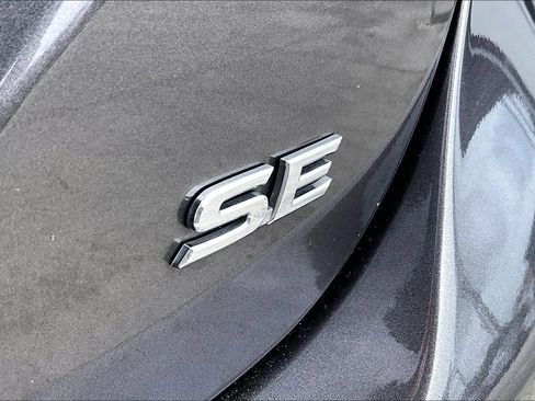 Used 2020 Toyota Camry SE FWD image 21