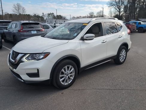 Used 2020 Nissan Rogue SV image 3