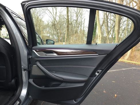 Used 2023 BMW 530e xDrive w/ Premium Package image 24