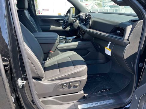 New 2025 Chevrolet Suburban Premier image 10