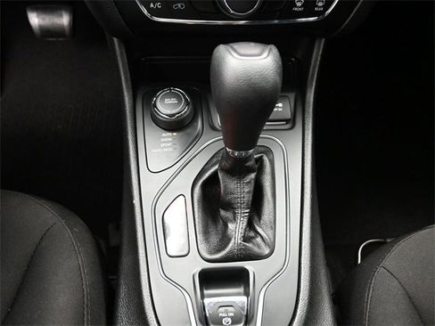 Used 2019 Jeep Cherokee Latitude w/ Cold Weather Group image 24