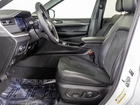 New 2026 Jeep Grand Cherokee Altitude image 21