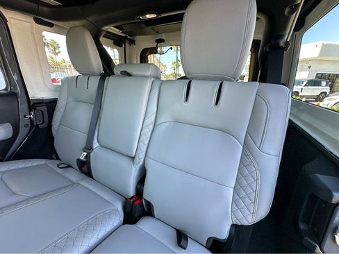 Used 2022 Jeep Wrangler Unlimited Sahara image 9