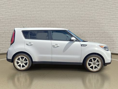 Used 2015 Kia Soul + w/ Audio Package FWD image 4