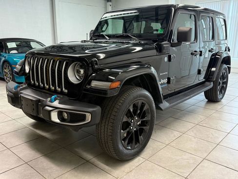 Used 2022 Jeep Wrangler Unlimited Sahara w/ Cold Weather Group AWD/4WD image 3