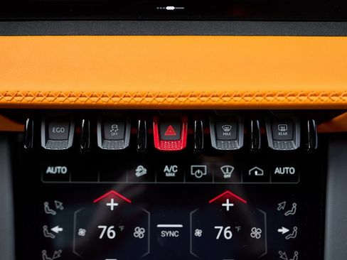 Used 2025 Lamborghini Urus SE image 70