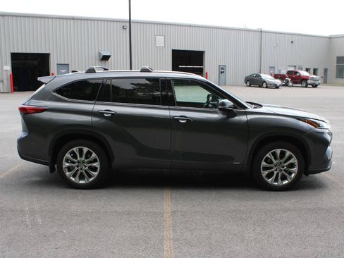 Used 2023 Toyota Highlander Limited AWD/4WD image 4