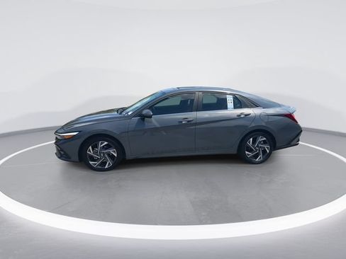 Certified 2025 Hyundai Elantra Limited FWD image 5