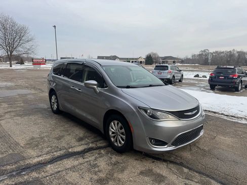 Used 2018 Chrysler Pacifica Touring Plus image 7