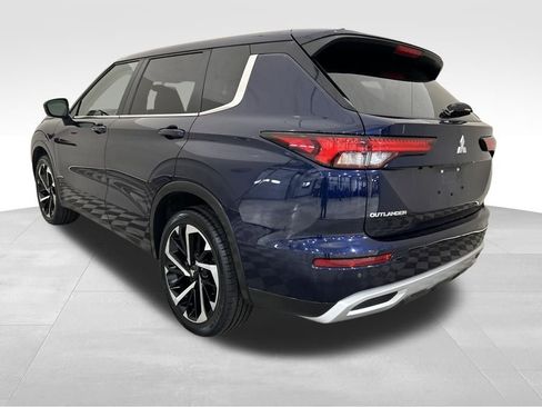 Used 2024 Mitsubishi Outlander SE image 3
