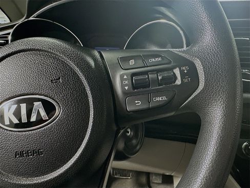 Used 2020 Kia Sedona L image 31