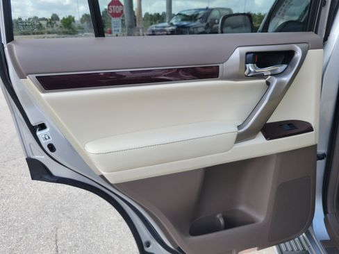 Used 2019 Lexus GX 460 Premium w/ Premium Package image 13