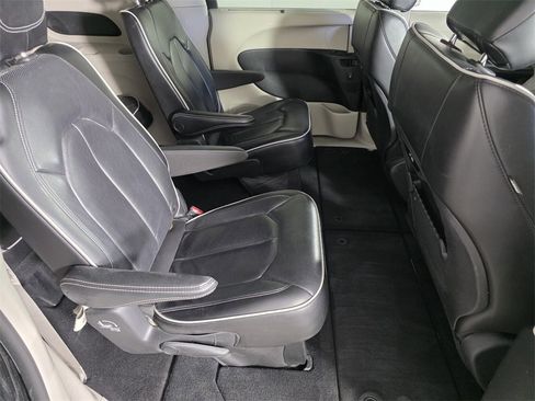 Used 2023 Chrysler Pacifica Limited image 31