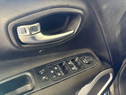 Used 2021 Jeep Renegade Latitude w/ Convenience Group AWD/4WD image 17