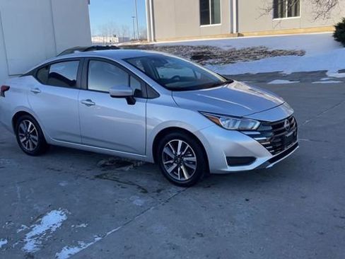 Used 2023 Nissan Versa SV image 2