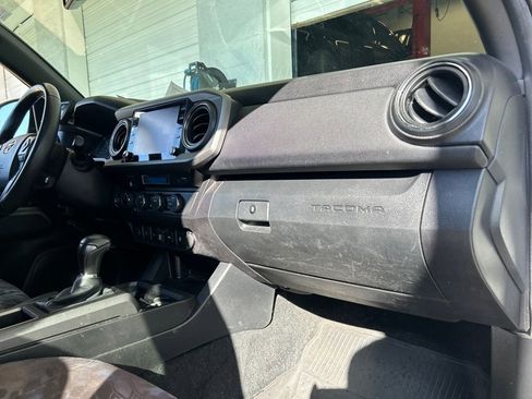 Used 2022 Toyota Tacoma TRD Off-Road w/ Technology Package image 15