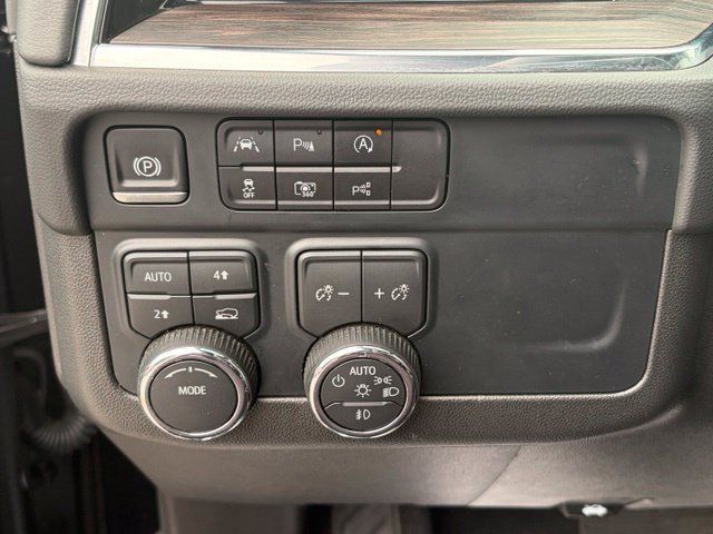 Used 2025 Chevrolet Suburban LT w/ Comfort Package AWD/4WD image 26
