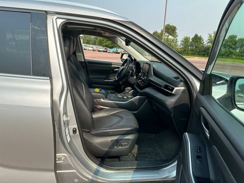 Used 2020 Toyota Highlander XLE AWD/4WD image 29
