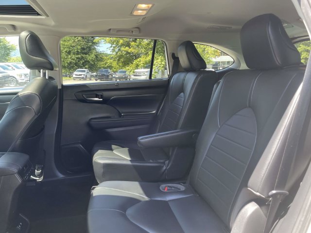 Used 2021 Toyota Highlander XLE AWD/4WD image 16