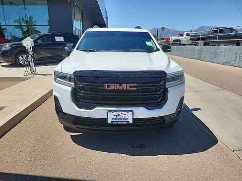 Used 2023 GMC Acadia SLE w/ Driver Convenience Package FWD image 2