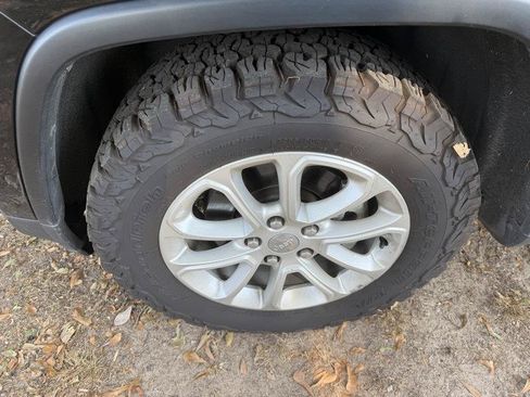 Used 2014 Jeep Grand Cherokee Laredo w/ 18" Wheel & 8.4" Radio Group RWD image 9