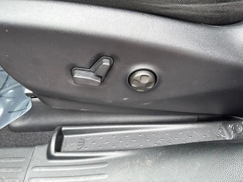 Used 2027 Chrysler Pacifica Select AWD/4WD image 16
