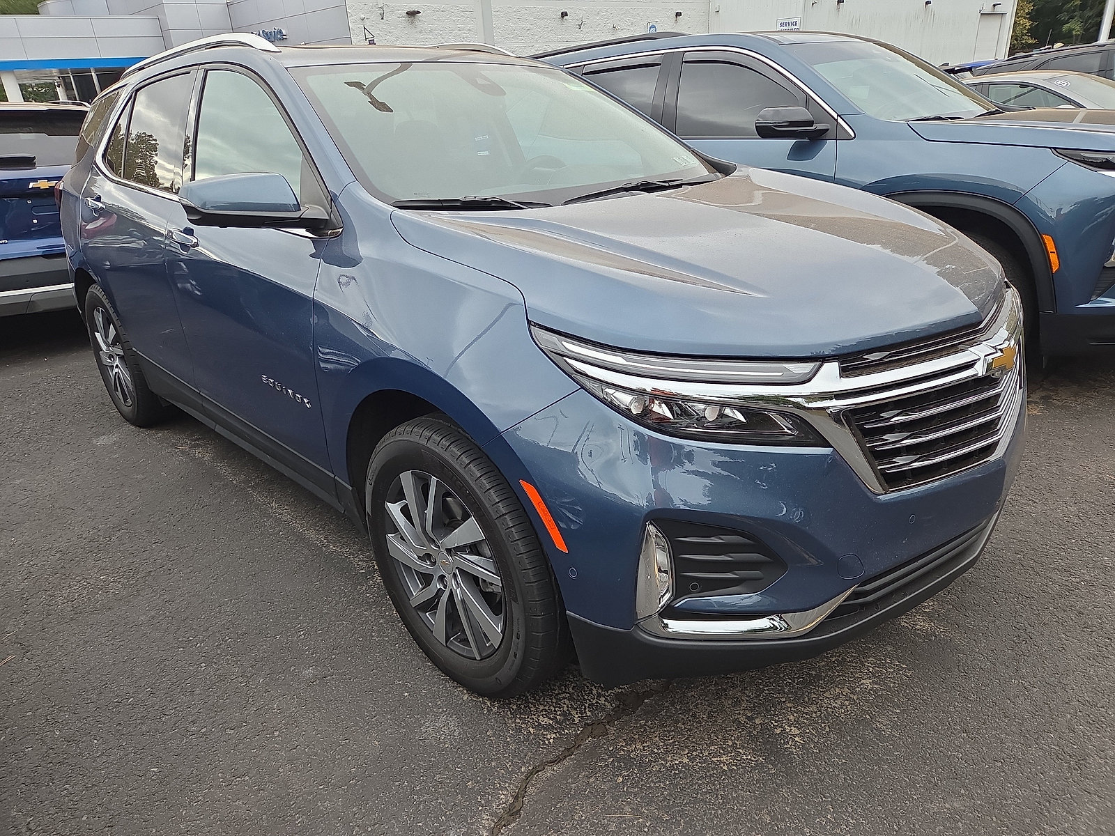 Used 2024 Chevrolet Equinox Premier AWD/4WD image 1