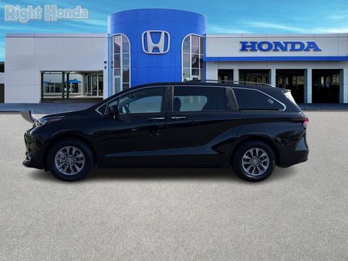 Used 2024 Toyota Sienna XLE image 3