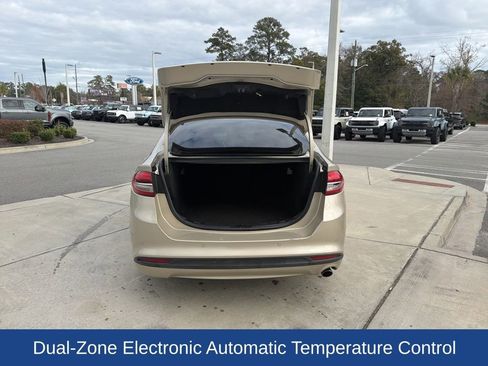 Used 2018 Ford Fusion SE w/ Fusion SE Technology Package image 9