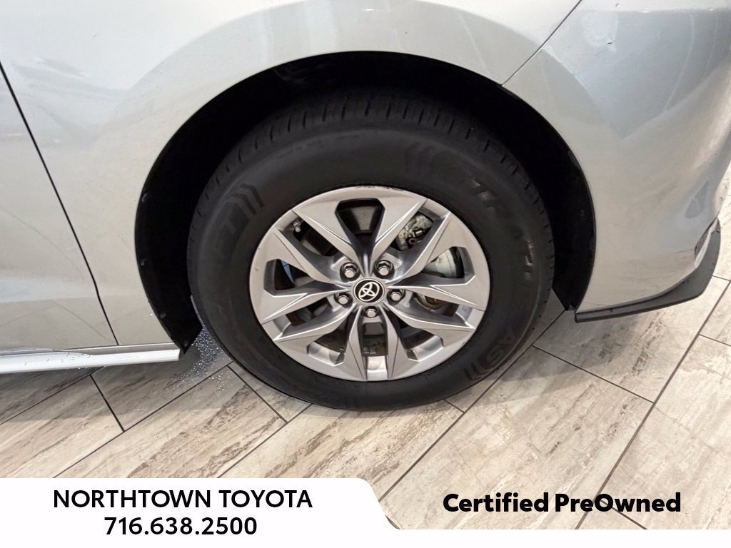 Used 2024 Toyota Sienna LE AWD/4WD image 18